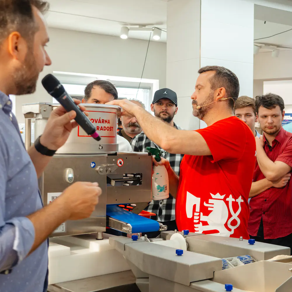 Tvarovačka burgerů a obalovačka.jpg