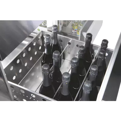 Police s úchyty pro prostor s dveřmi (1)