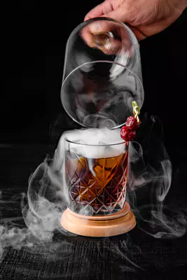 Uzení pokrmů a drinků pomocí udicí pistole – moderní trend v gastronomii