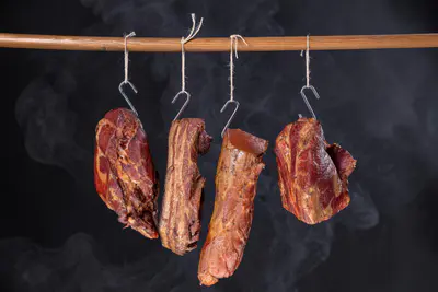 Jak dlouho udit maso podle druhu: kompletní přehled časů a teplot