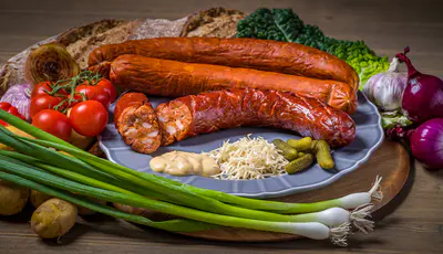 Farmářská klobása: recept a postup výroby krok za krokem