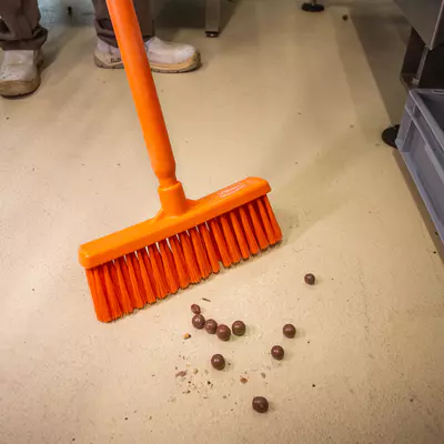 Vikan Smeták přímý střední 310 mm - bilý (2)