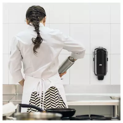 Tork Zásobník na mýdlo tekuté s loketní pákou černý - 560108 (3)