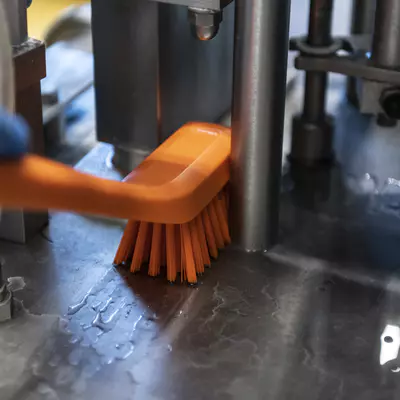 Vikan Kartáč uzký s dlouhou rukojeti, 420 mm, tvrdý, bíly 41855 (4)