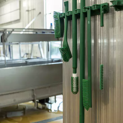 Vikan Kartáč uzký s dlouhou rukojeti, 420 mm, tvrdý, bíly 41855 (5)