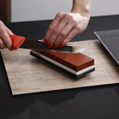 Orion Kámen brusný korund 200/600 s podložkou úchyt na nože (5)