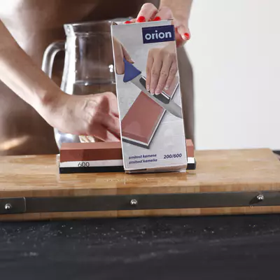 Orion Kámen brusný korund 200/600 s podložkou úchyt na nože (3)