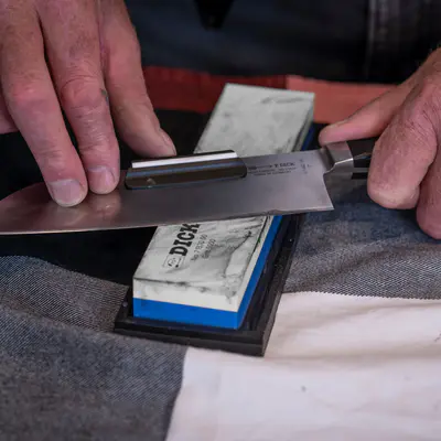 F. Dick Kámen brusný 1000/3000 s protiskluzovou podložkou a vodítkem (5)