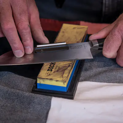 F. Dick Kámen brusný 3000/5000 s protiskluzovou podložkou a vodítkem (5)