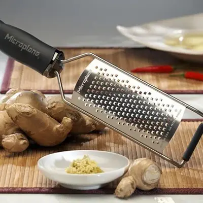 Microplane Struhadlo Gourmet středně hrubé černá rukojeť (2)