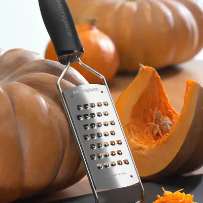 Microplane Struhadlo Gourmet hrubé černá rukojeť (2)