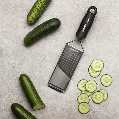 Microplane Struhadlo Gourmet na plátky černá rukojeť (3)