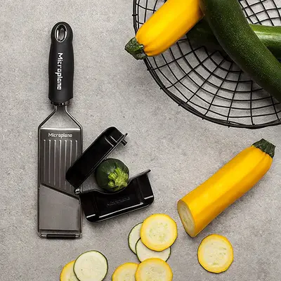 Microplane Struhadlo Gourmet na plátky černá rukojeť (4)
