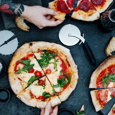 Microplane Kráječ na pizzu s děrovačem, černý (6)