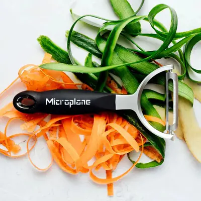Microplane Škrabka Professional otočná příčná, černá (3)