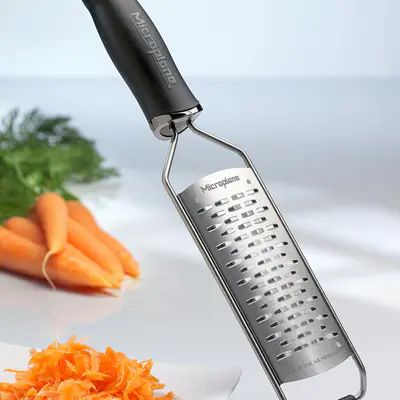 Microplane Struhadlo Gourmet na tenké proužky černá rukojeť (2)