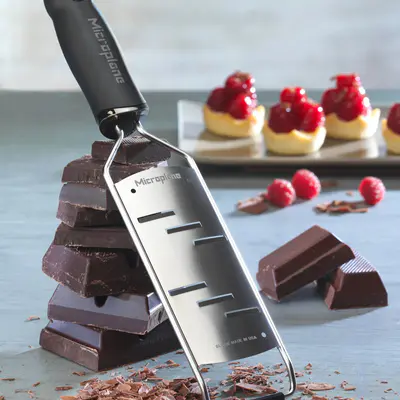 Microplane Struhadlo Gourmet širší proužky černá rukojeť (2)