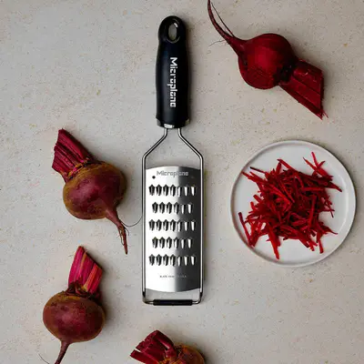 Microplane Struhadlo Gourmet na jemné proužky Julienne černá rukojeť (2)