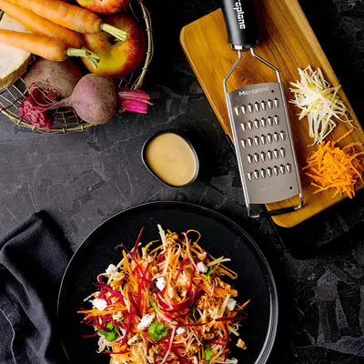 Microplane Struhadlo Gourmet na jemné proužky Julienne černá rukojeť (3)