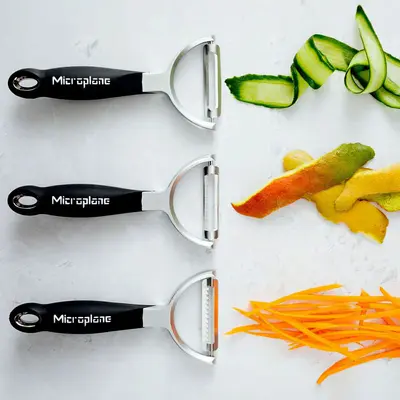 Microplane Škrabka Professional otočná příčná Julienne, černá (2)