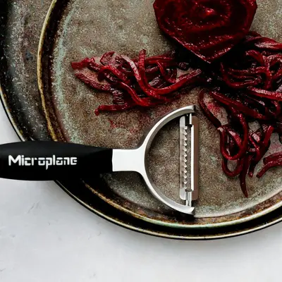 Microplane Škrabka Professional otočná příčná Julienne, černá (3)