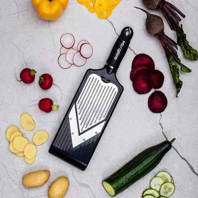 Microplane V-kráječ s oboustrannou čepelí na plátkování i proužky Julienne, černá (4)
