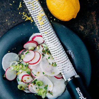 Microplane Sada dárková: 2ks struhadla Gourmet a ochranná rukavice Microplane (3)