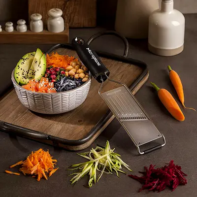 Microplane Struhadlo Gourmet na proužky Julienne černá rukojeť (2)
