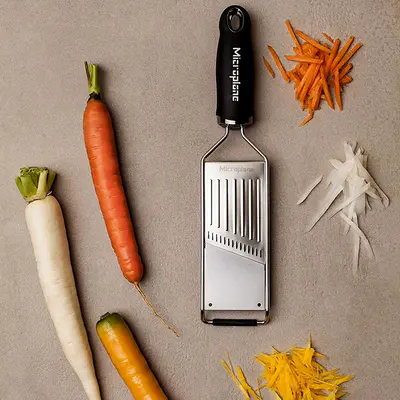Microplane Struhadlo Gourmet na proužky Julienne černá rukojeť (3)