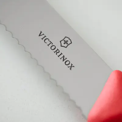 Victorinox Nůž na rajčata 11 cm červený (2)