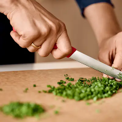 Victorinox Nůž na rajčata 11 cm červený (3)