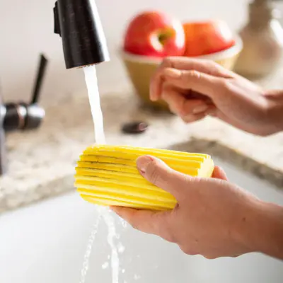 Scrub Daddy Houbička na utírání prachuDamp Duster (růžová) (2)
