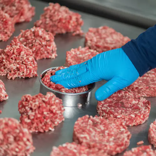 tvarování burgerů z čerstvě namletého hovězího masa.jpg