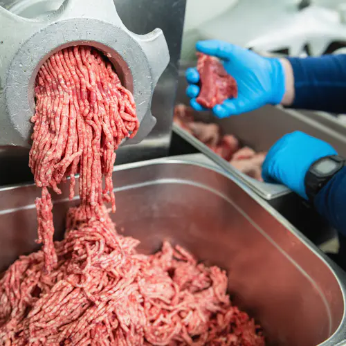 Mletí hovězího masa na burgery v profesionálním řezačce.jpg