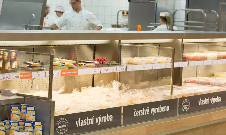 pohled z hypermarketu GLOBUS do otevřené kuchyně.